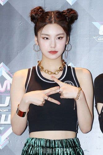 Yeji doing the "Z" hand sign.
